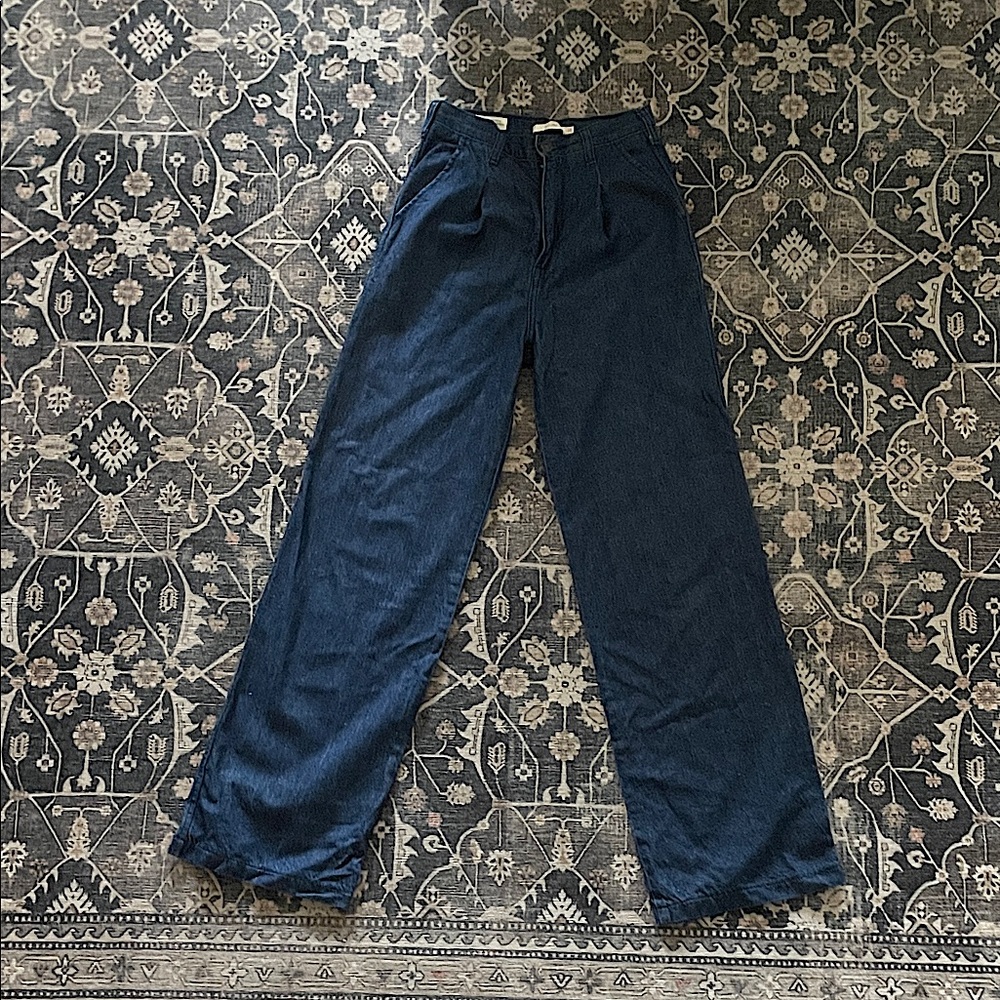 LEVIS High Loose Jeans 
Size 23
